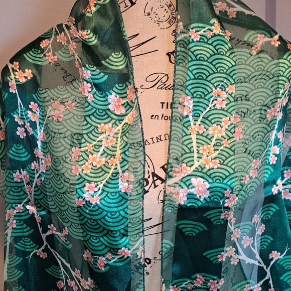 Beautiful!! Made in Korea scarf - Picture 3 of 11